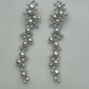 Pendientes largos de perlas y circonitas