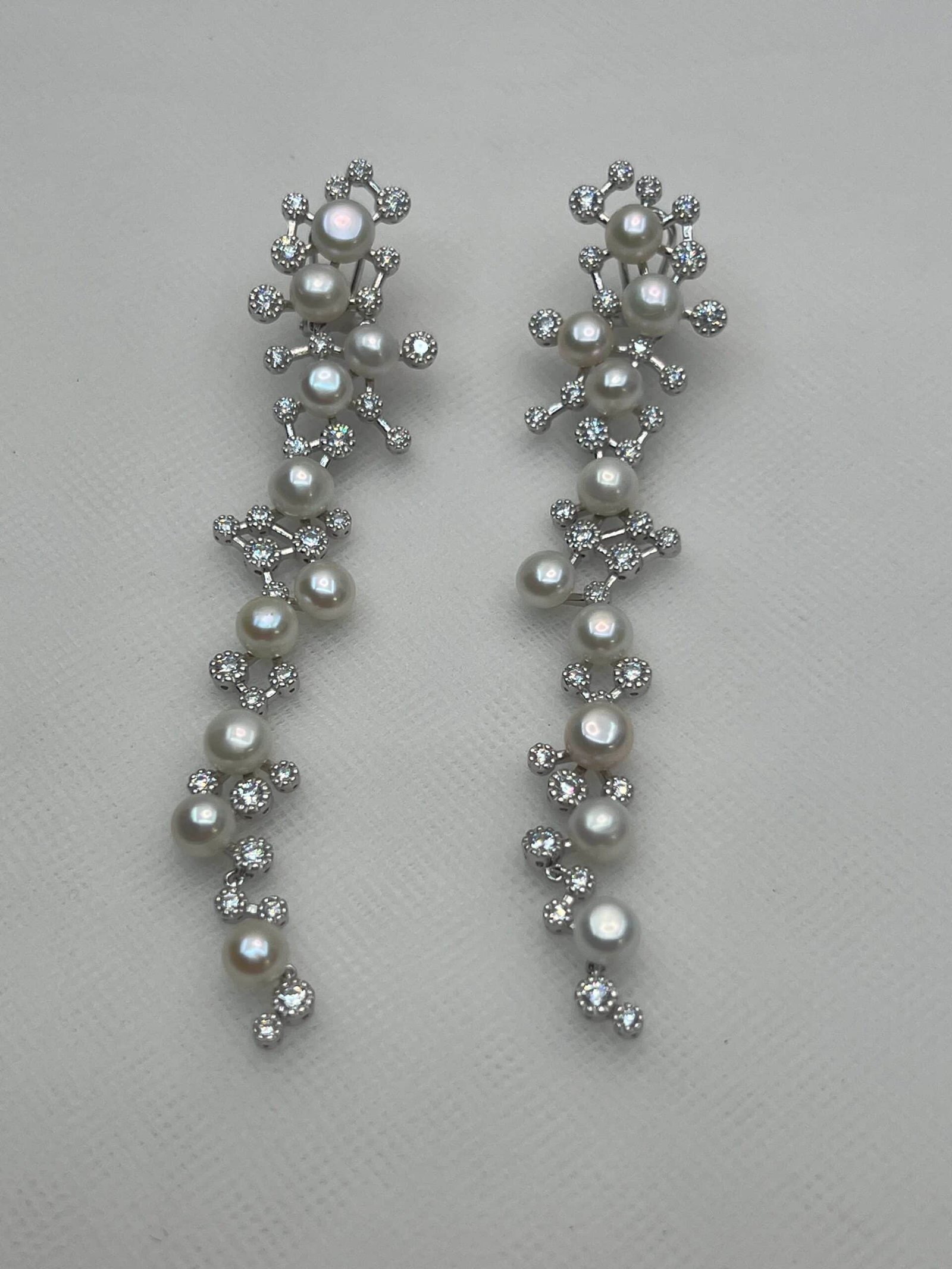 Pendientes largos de perlas y circonitas