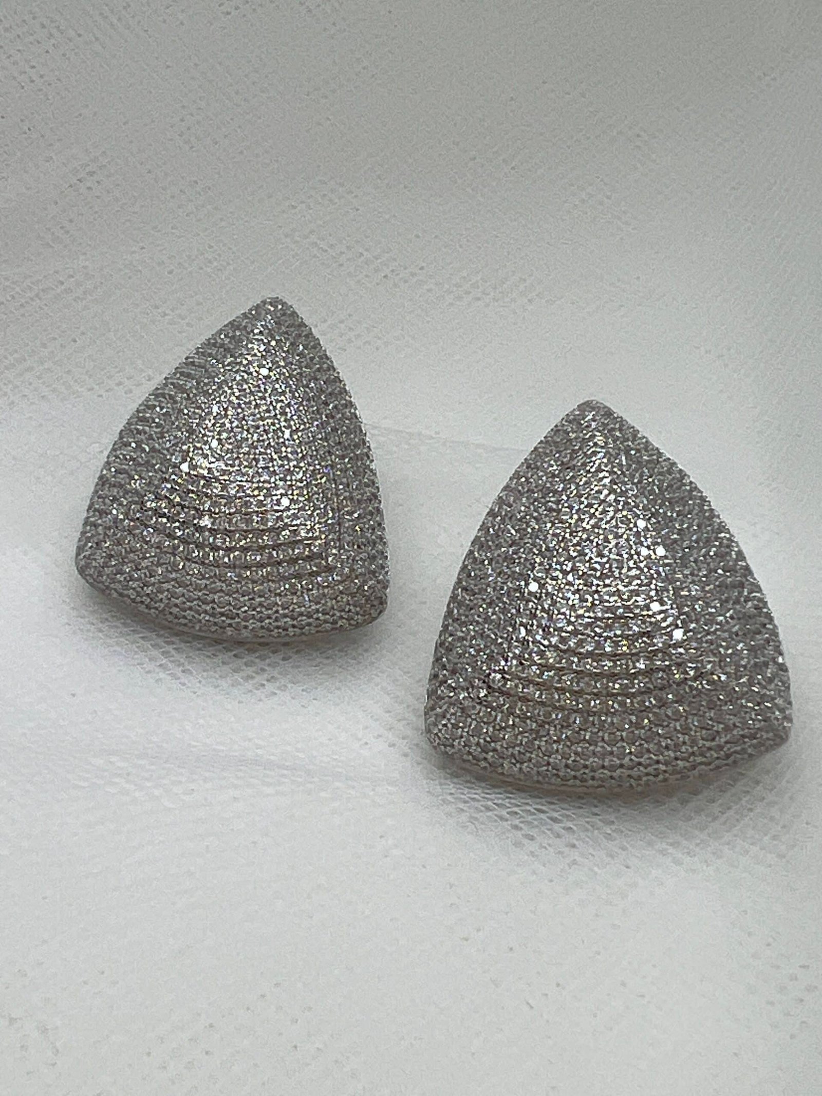 Pendientes boton triangular de pave de circonitas rodiado en oro blanco