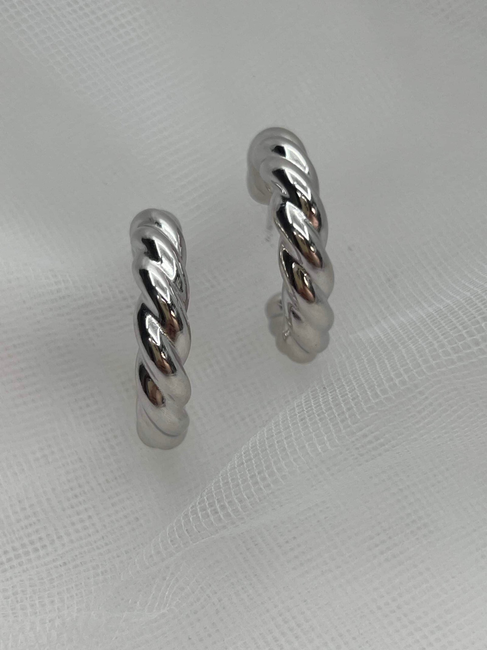 Aros de plata gallonados rodiados en oro blanco