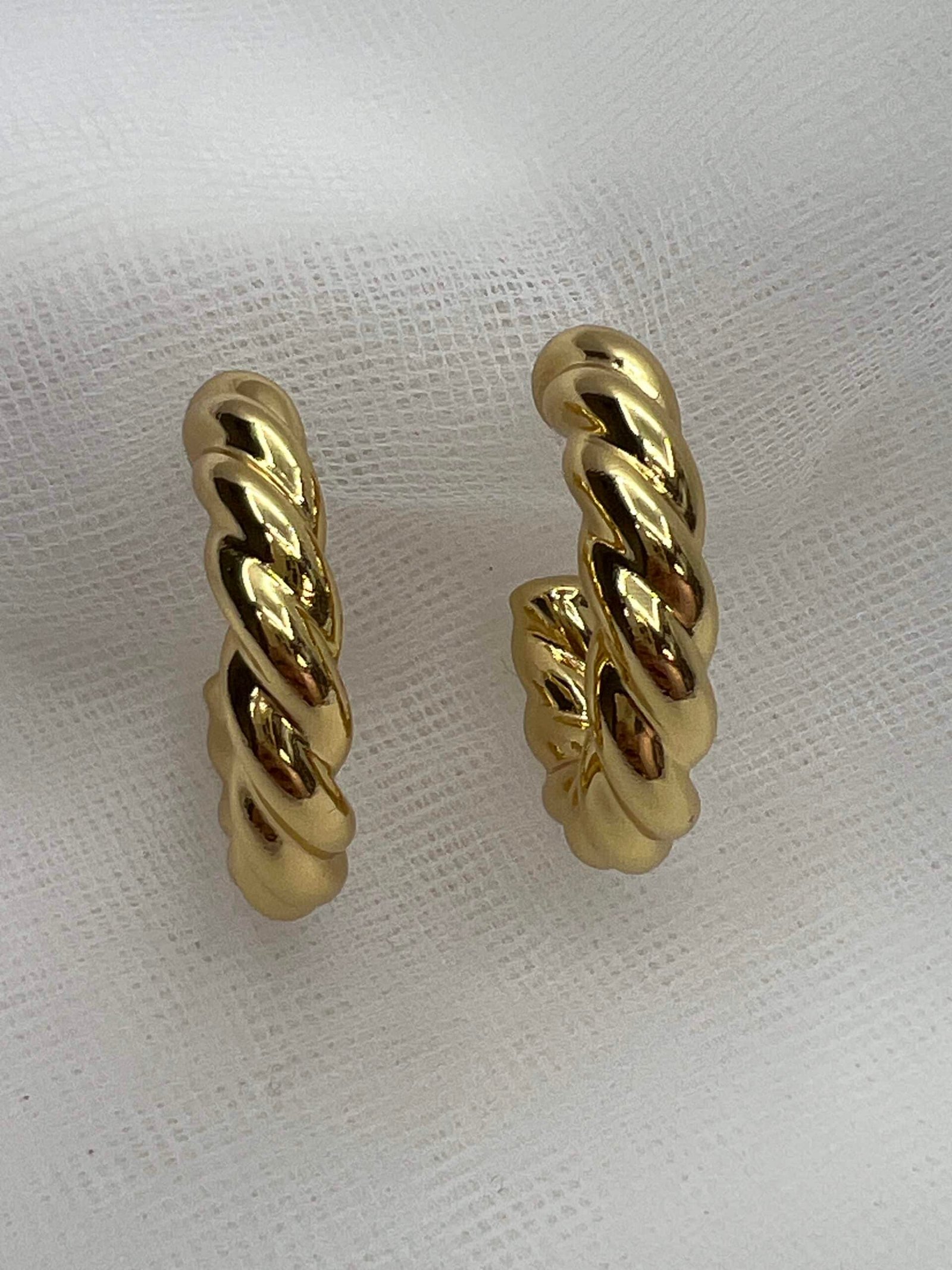 Aros de plata gallonados chapados en oro amarillo