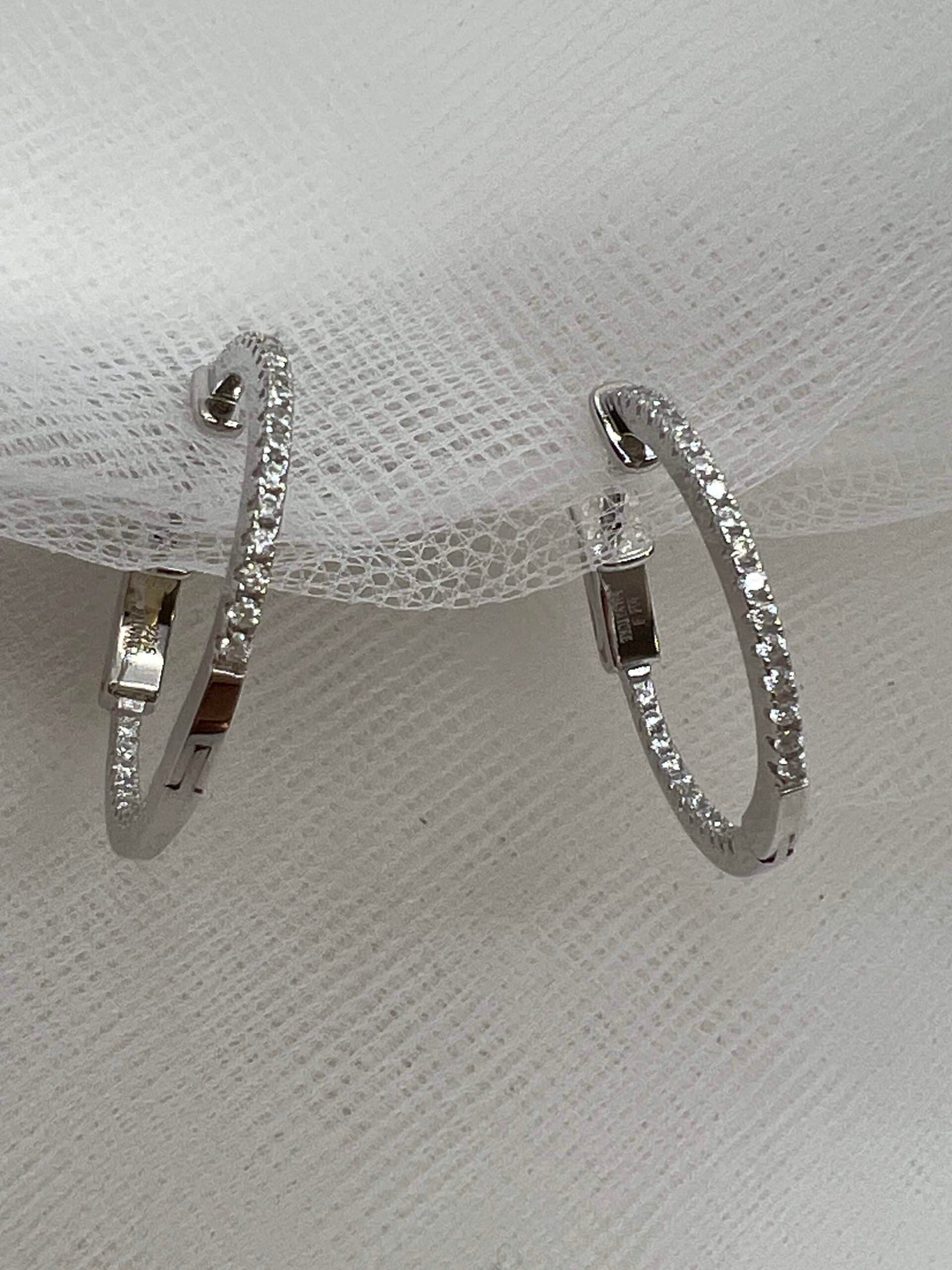 Pendientes aros de  circonitas rodiados en oro blanco