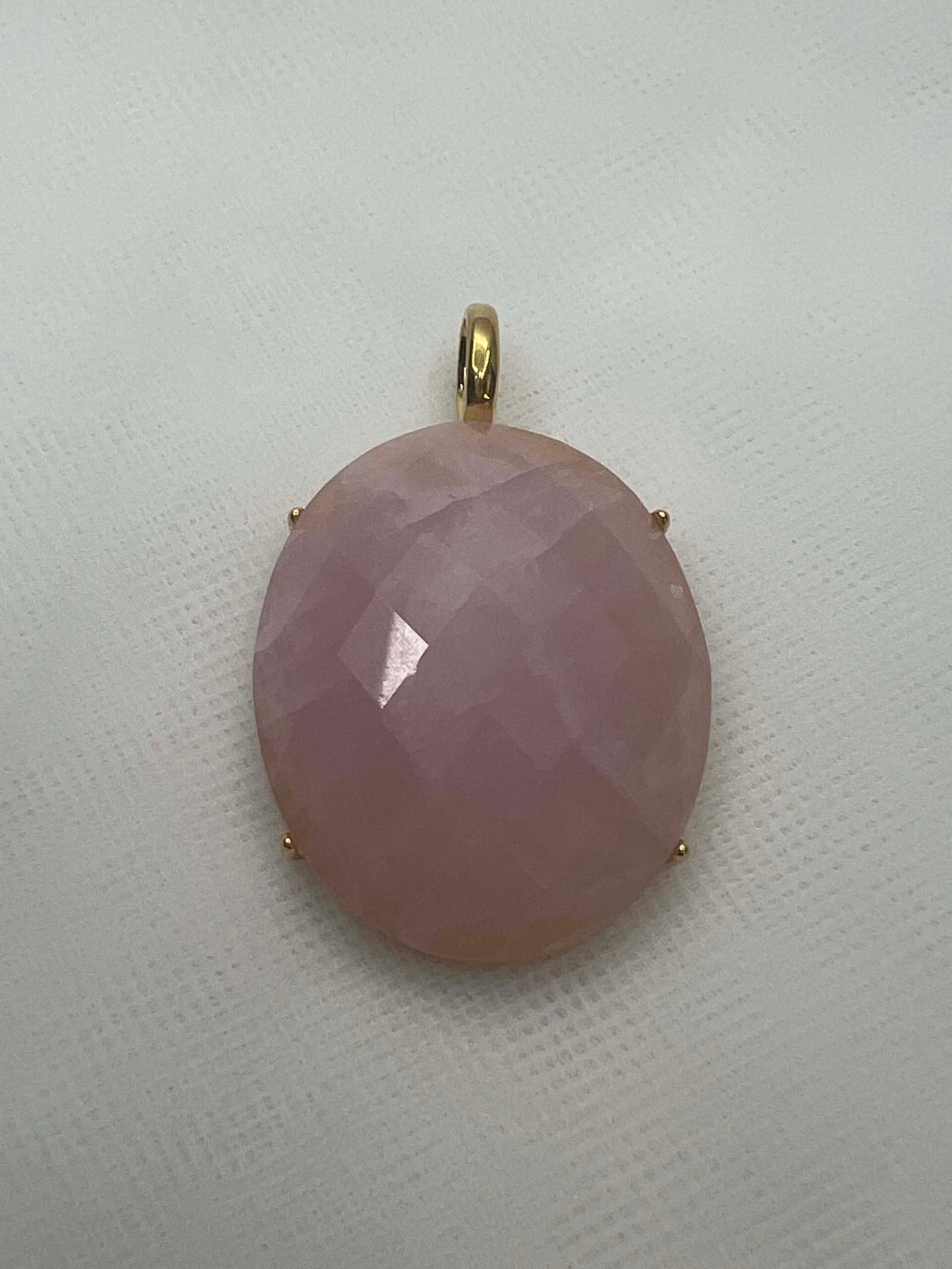 Colgante de bronce chapado en oro de piedra natural cuarzo rosa facetado.