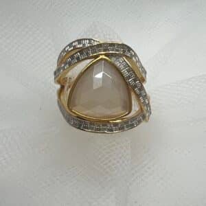 Anillo de bronce chapado amarillo con agata facetada natural