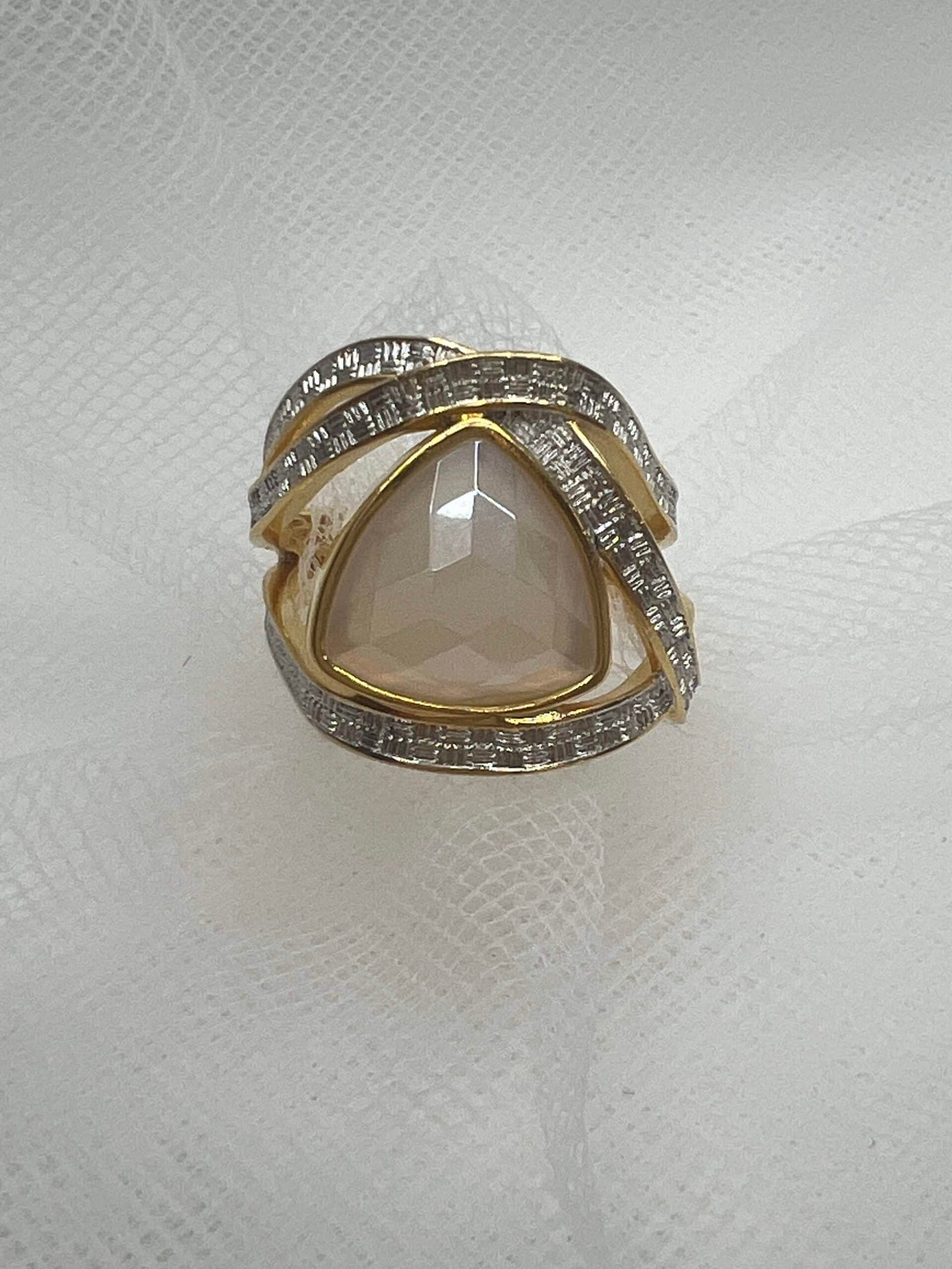 Anillo de bronce chapado amarillo con agata facetada natural