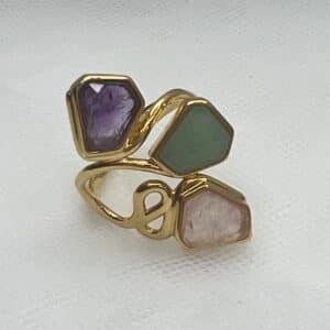 Anillo de bronce chapado en oro amarillo con piedras naturales