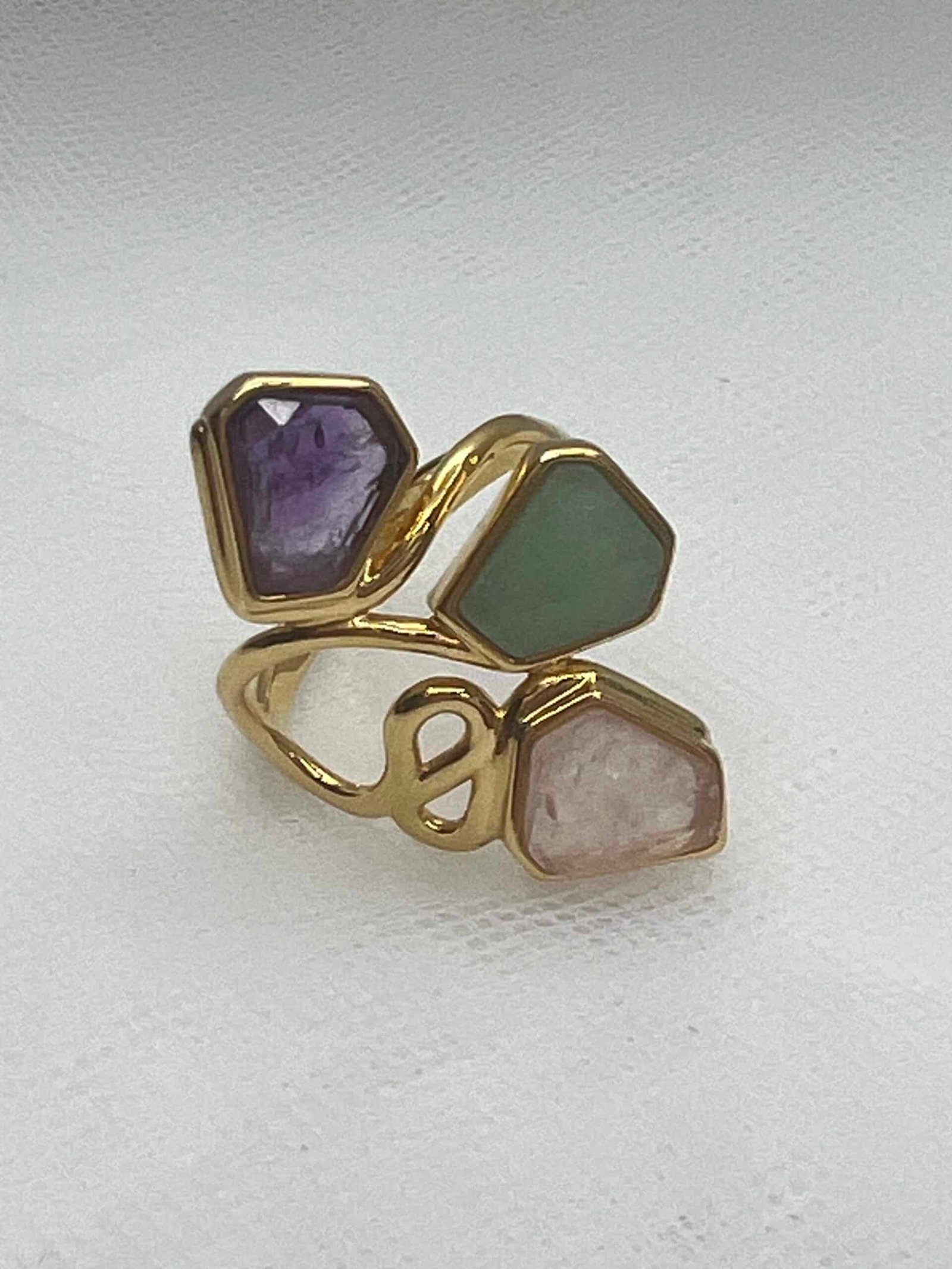Anillo de bronce chapado en oro amarillo con piedras naturales