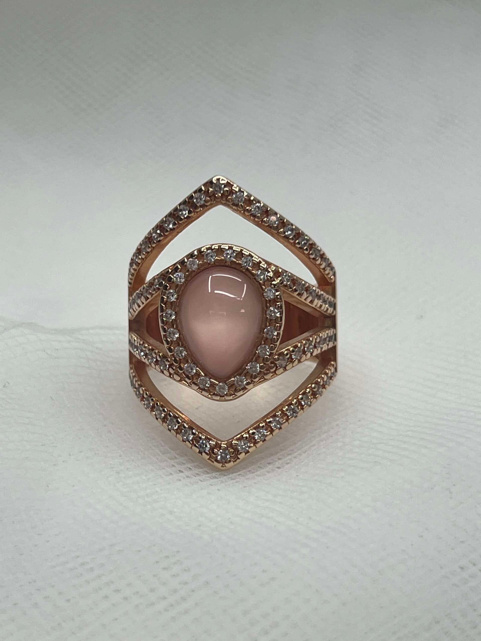 Anillo de bronce chapado en oro amarillo de piedra natural y circonitas
