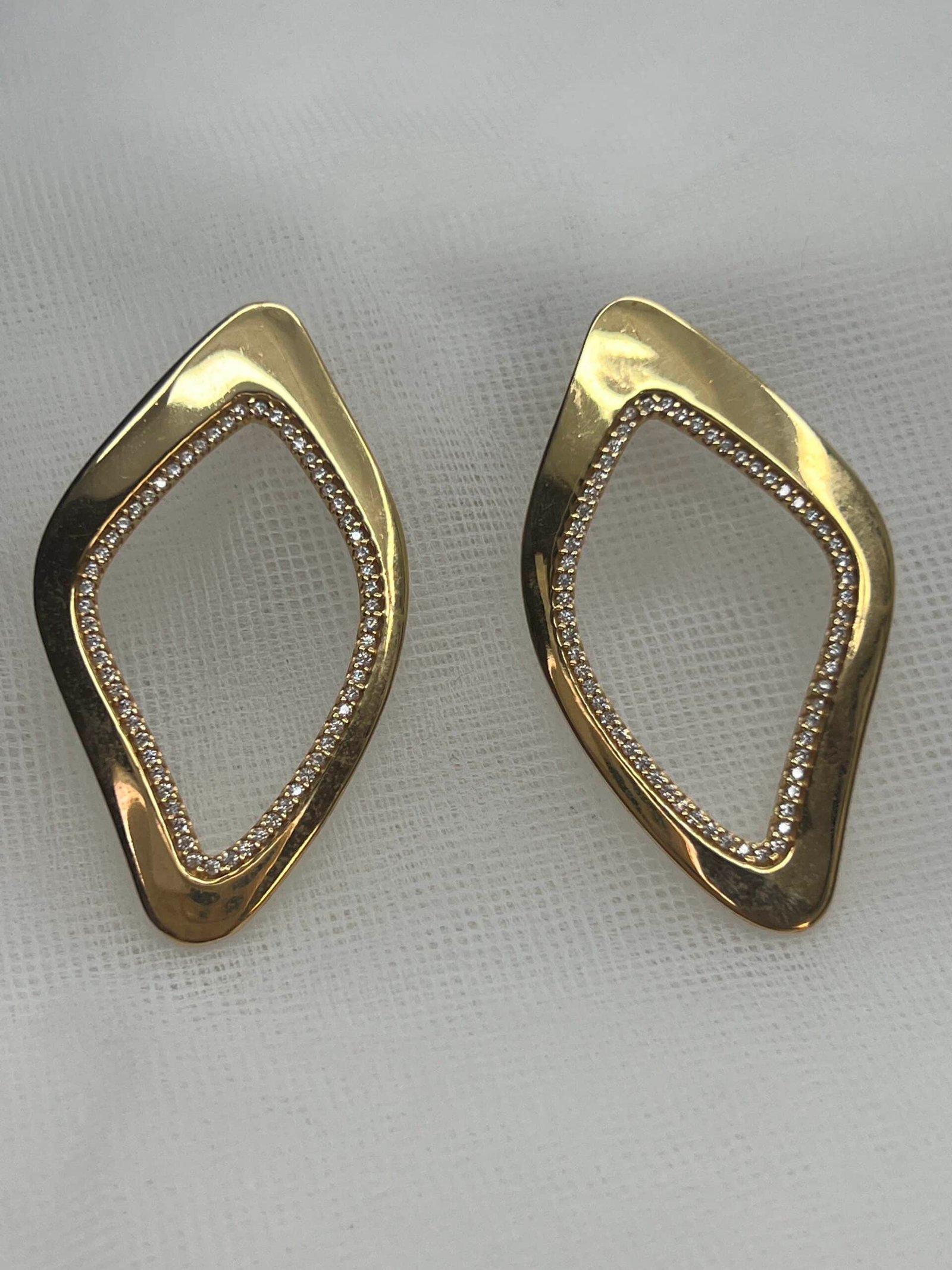 Pendientes largos de bronce chapados en oro amarillo y circonitas