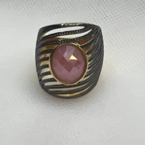 Anillo de bronce chapado en oro amarillo con piedra natural y circonitas negras