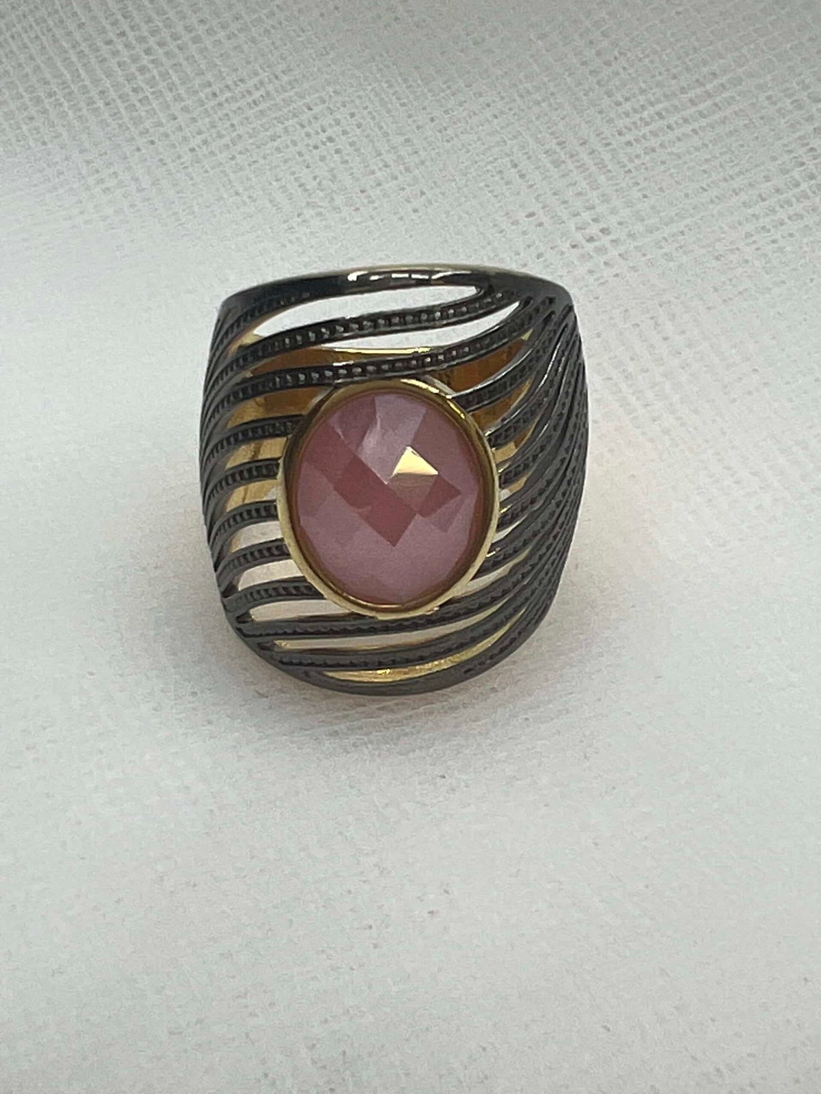 Anillo de bronce chapado en oro amarillo con piedra natural y circonitas negras