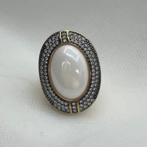 Anillo de bronce chapado en oro amarillo con porcelana y circonitas