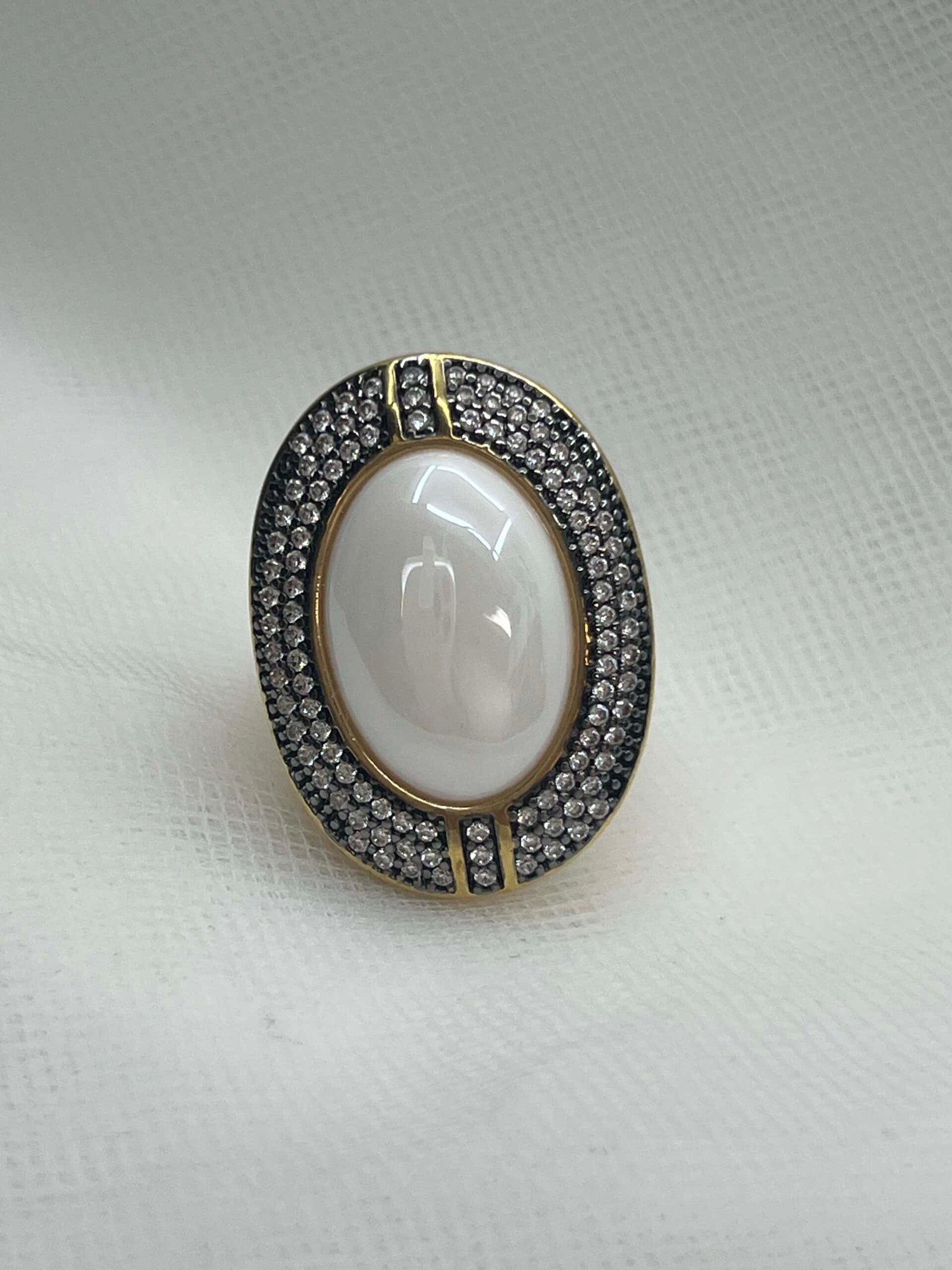 Anillo de bronce chapado en oro amarillo con porcelana y circonitas