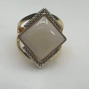 Anillo de bronce chapado en oro amarillo con piedra natural
