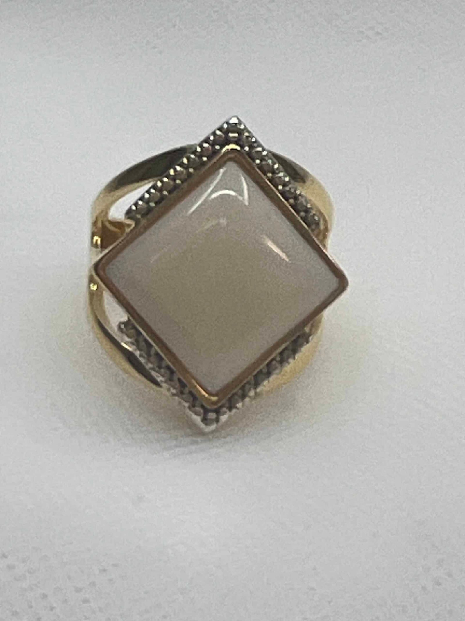 Anillo de bronce chapado en oro amarillo con piedra natural