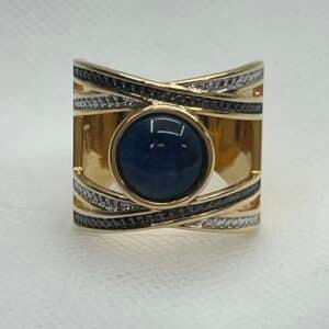 Anillo de bronce chapado en oro amarillo con sodalita y circonitas