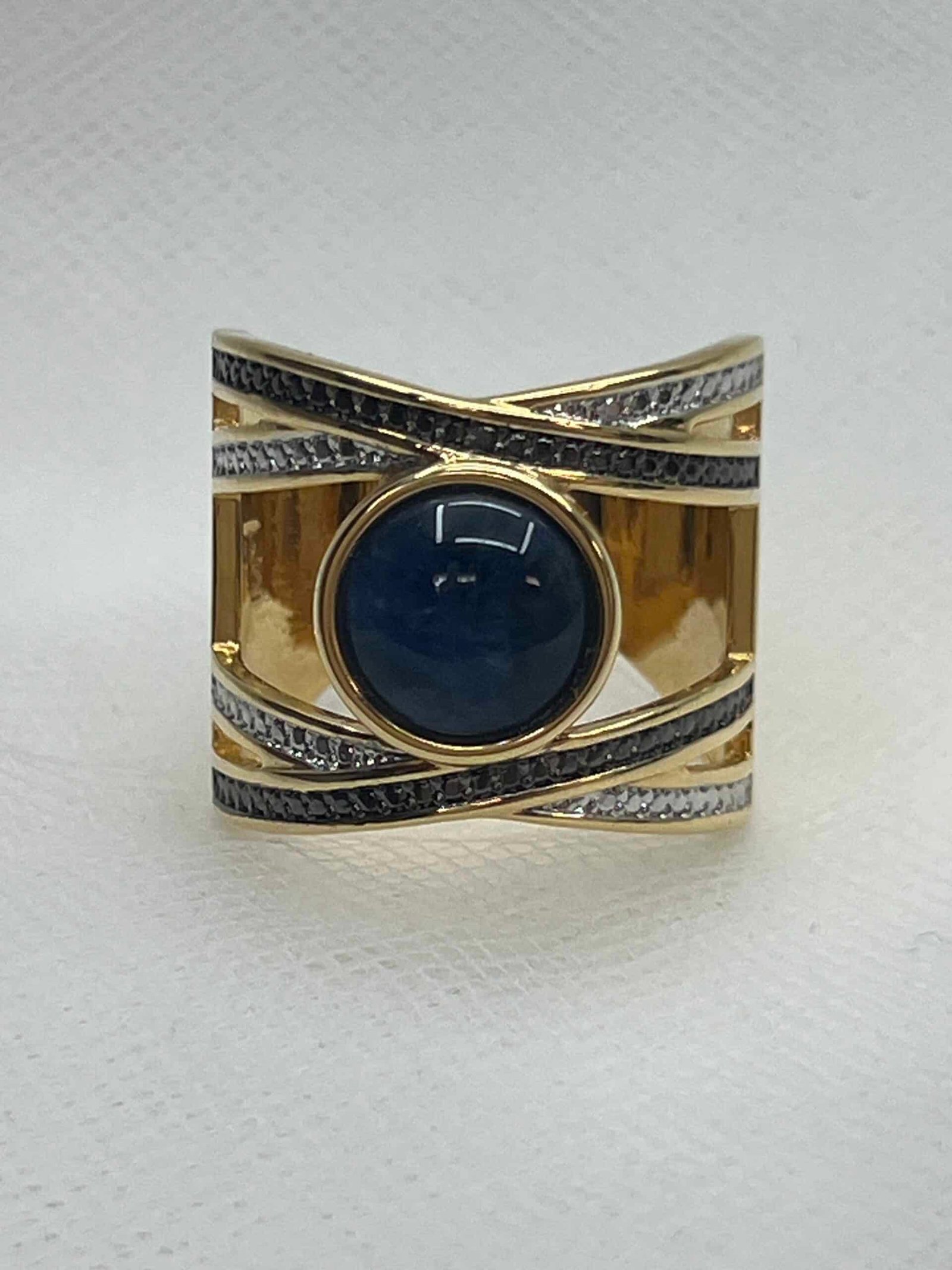 Anillo de bronce chapado en oro amarillo con sodalita y circonitas