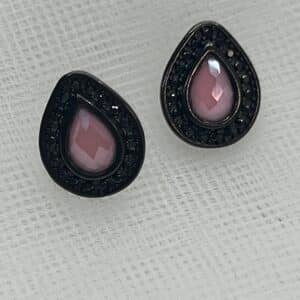 Pendientes de bronce negro con piedra natural cristal de roca de color rosa.