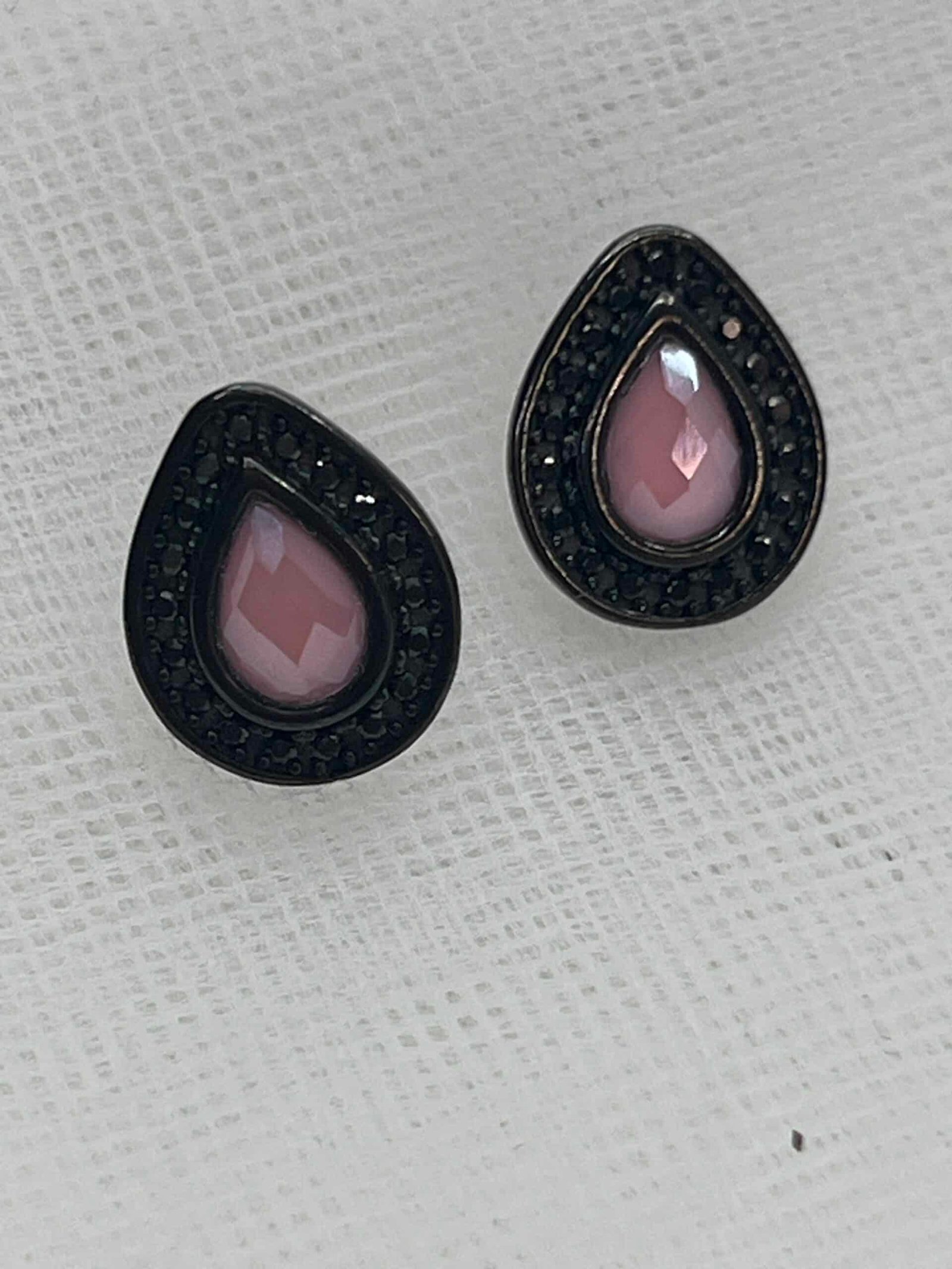 Pendientes de bronce negro con piedra natural cristal de roca de color rosa.