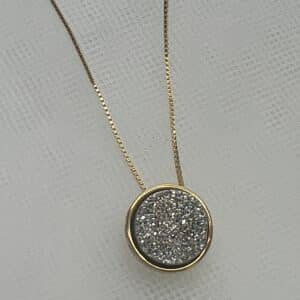 Collar con drusa natural