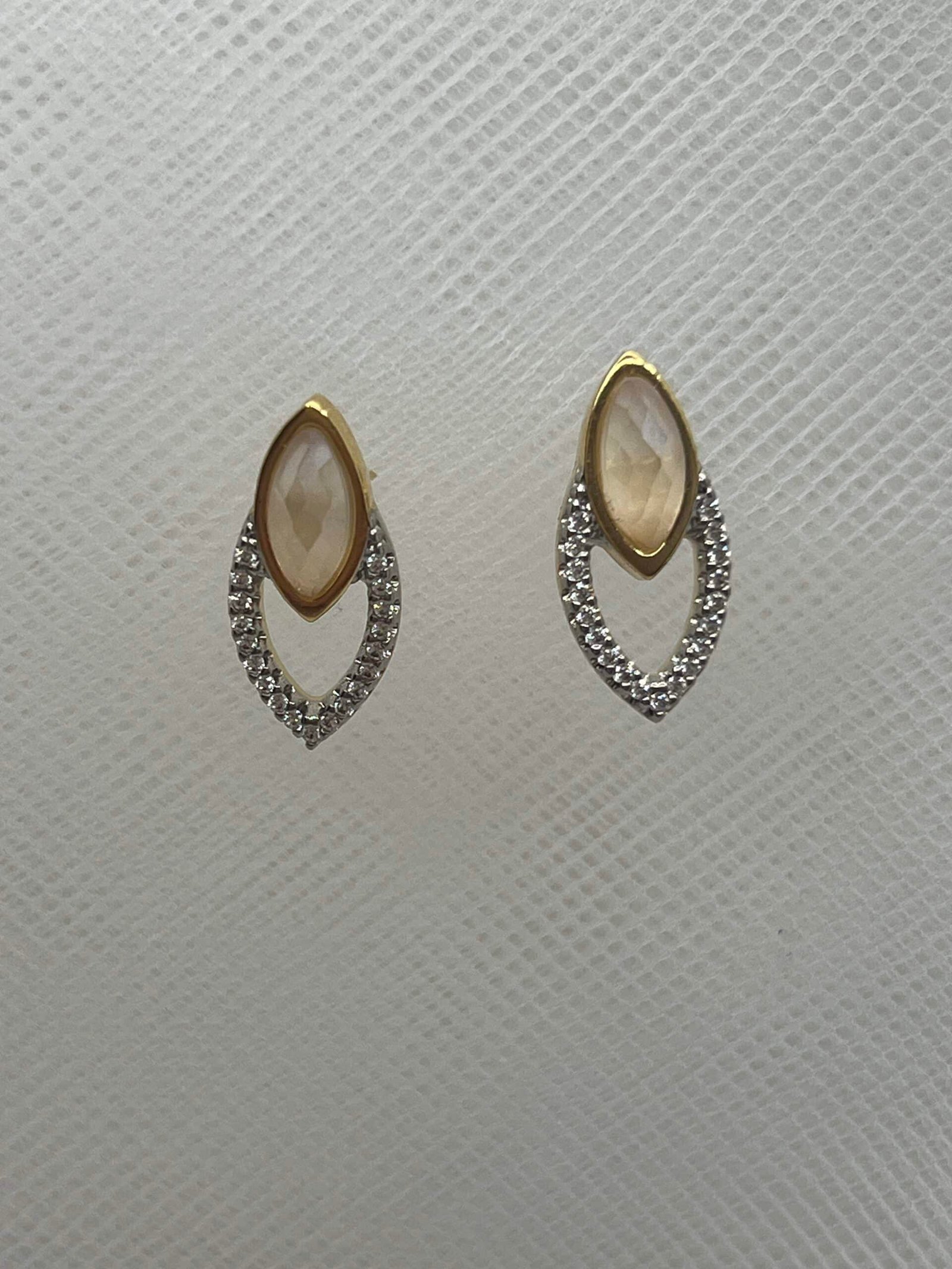 Pendientes boton con piedra natural