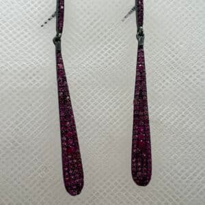 Pendientes largos rodiados en negro con pave de circonitas rosas