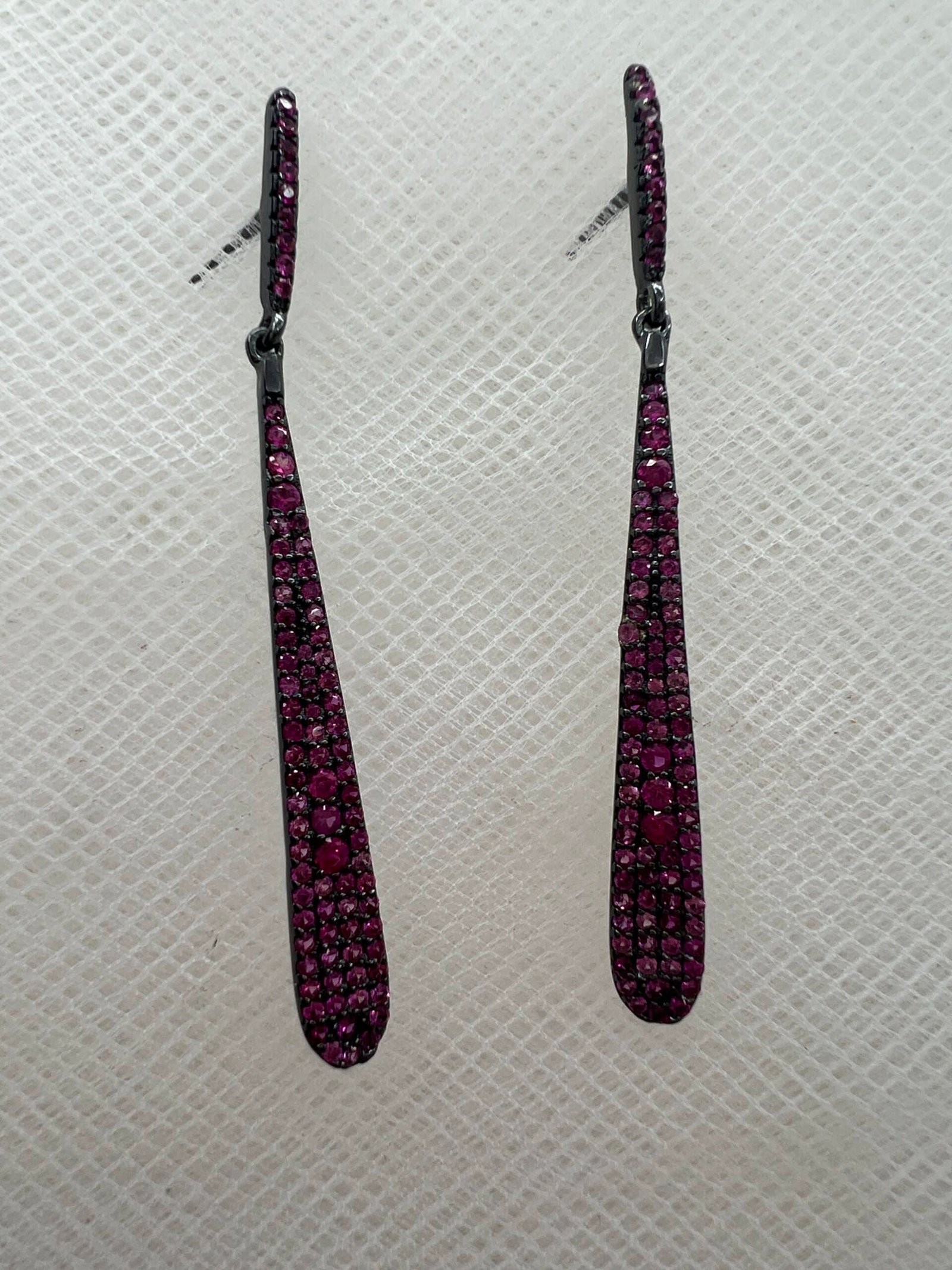 Pendientes largos rodiados en negro con pave de circonitas rosas