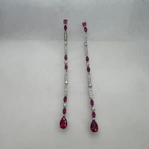 Pendientes largos de plata chapada en oro blanco con circonitas blancas y fucsias