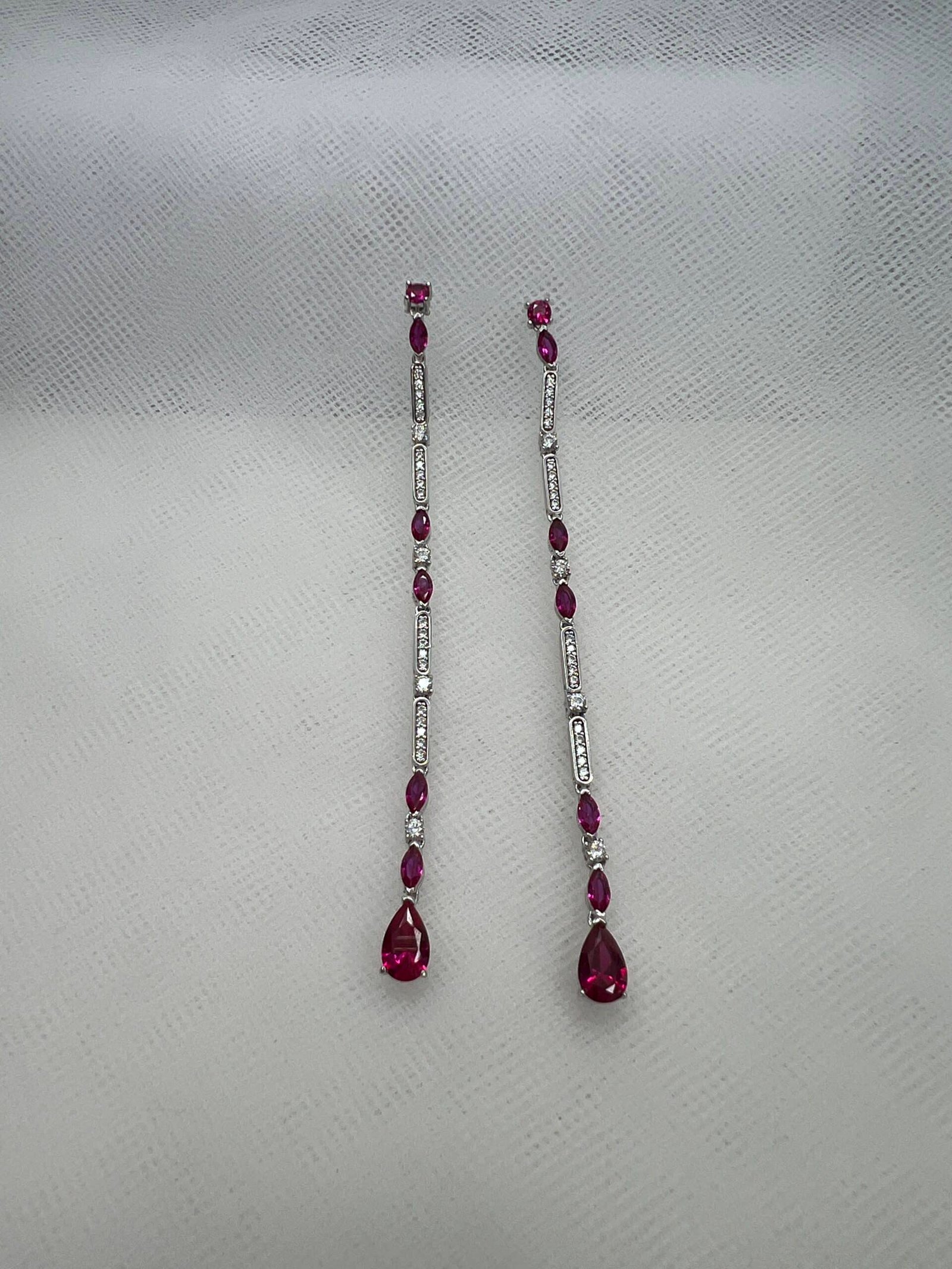 Pendientes largos de plata chapada en oro blanco con circonitas blancas y fucsias