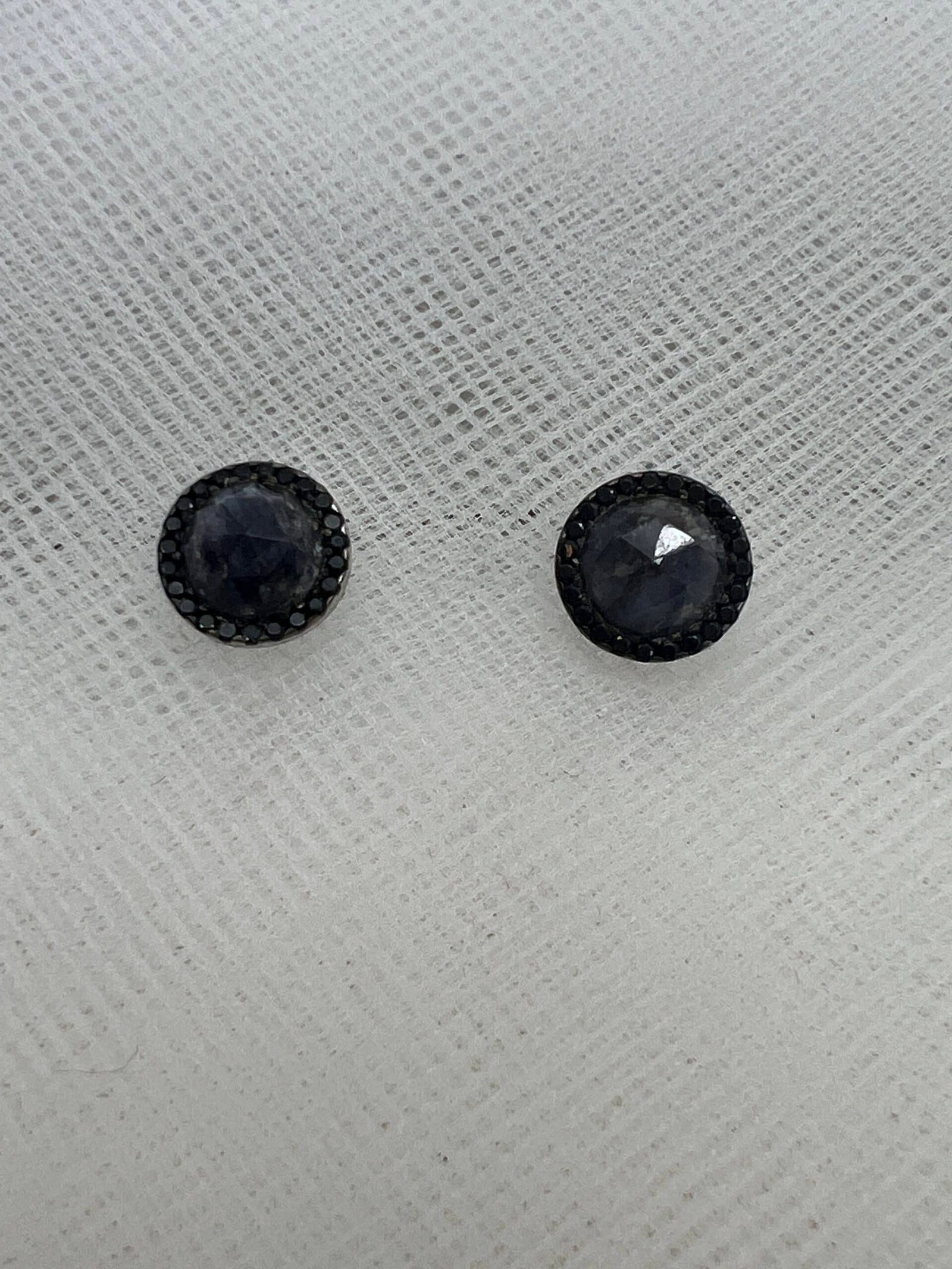 Pendientes rodiados en negro zafiro y circonita negra