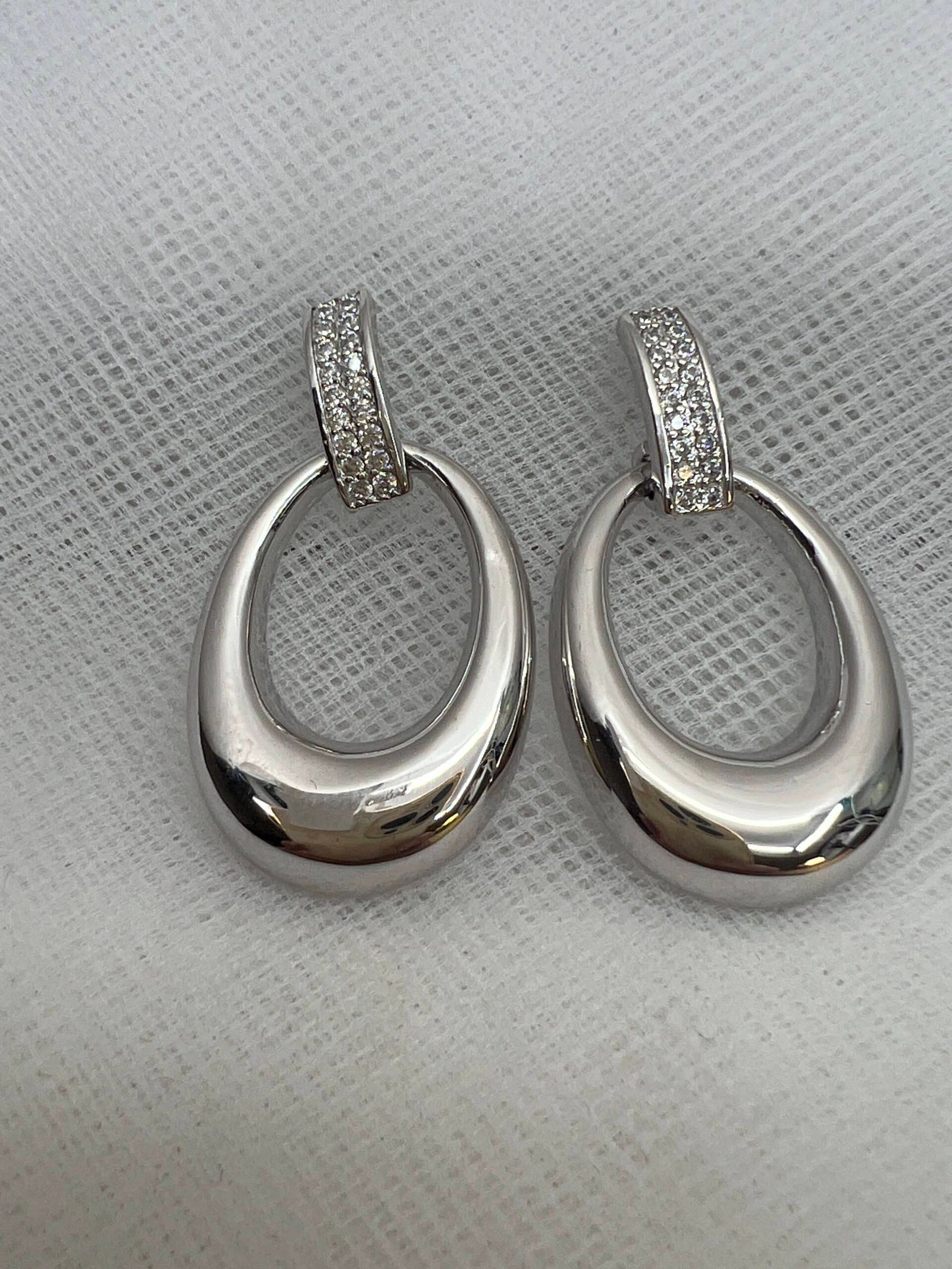 Pendientes largos de plata rodiados en oro blanco con circonitas.