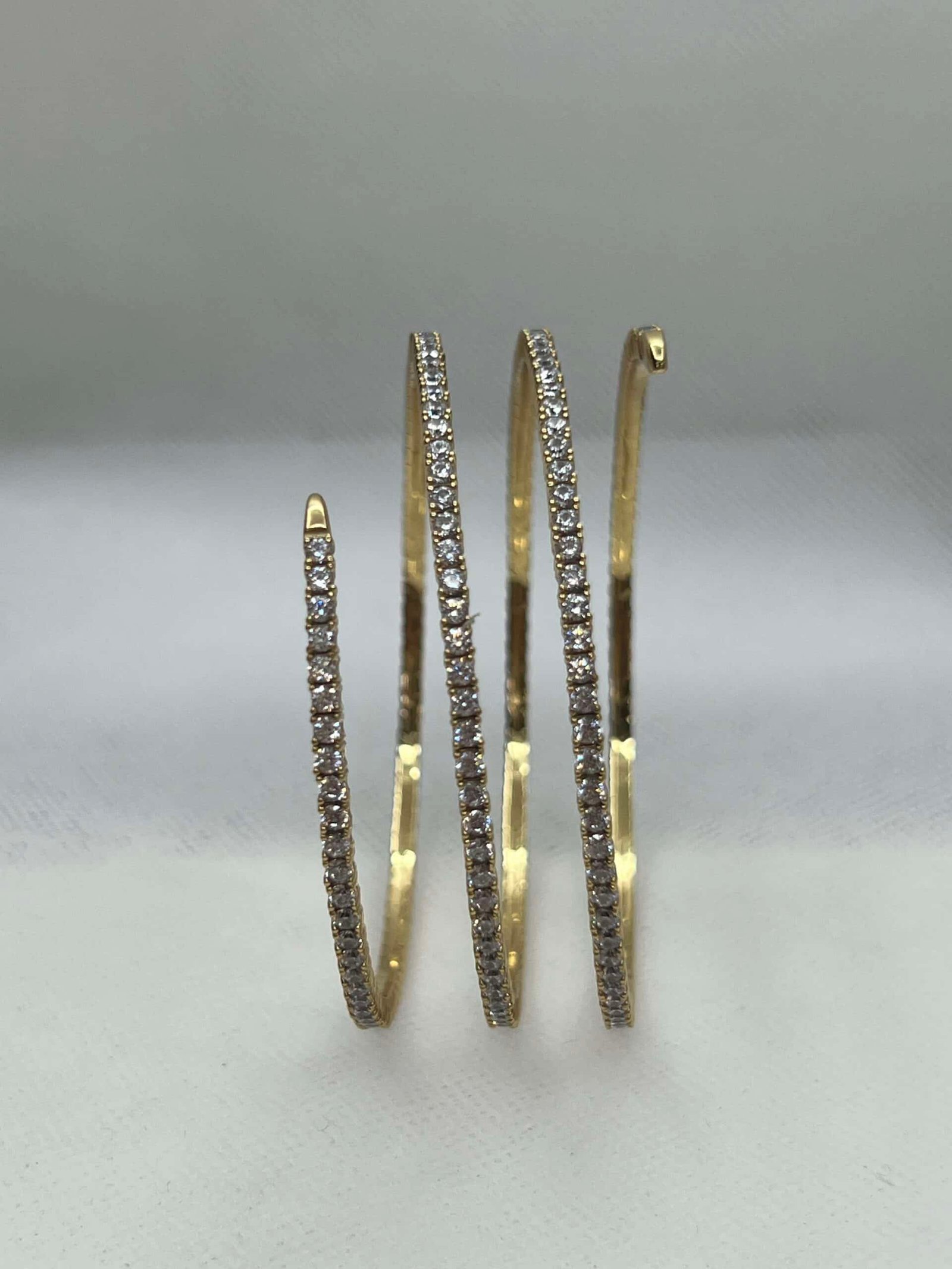 Pulsera chapada en oro amarillo de tres vueltas con circonitas