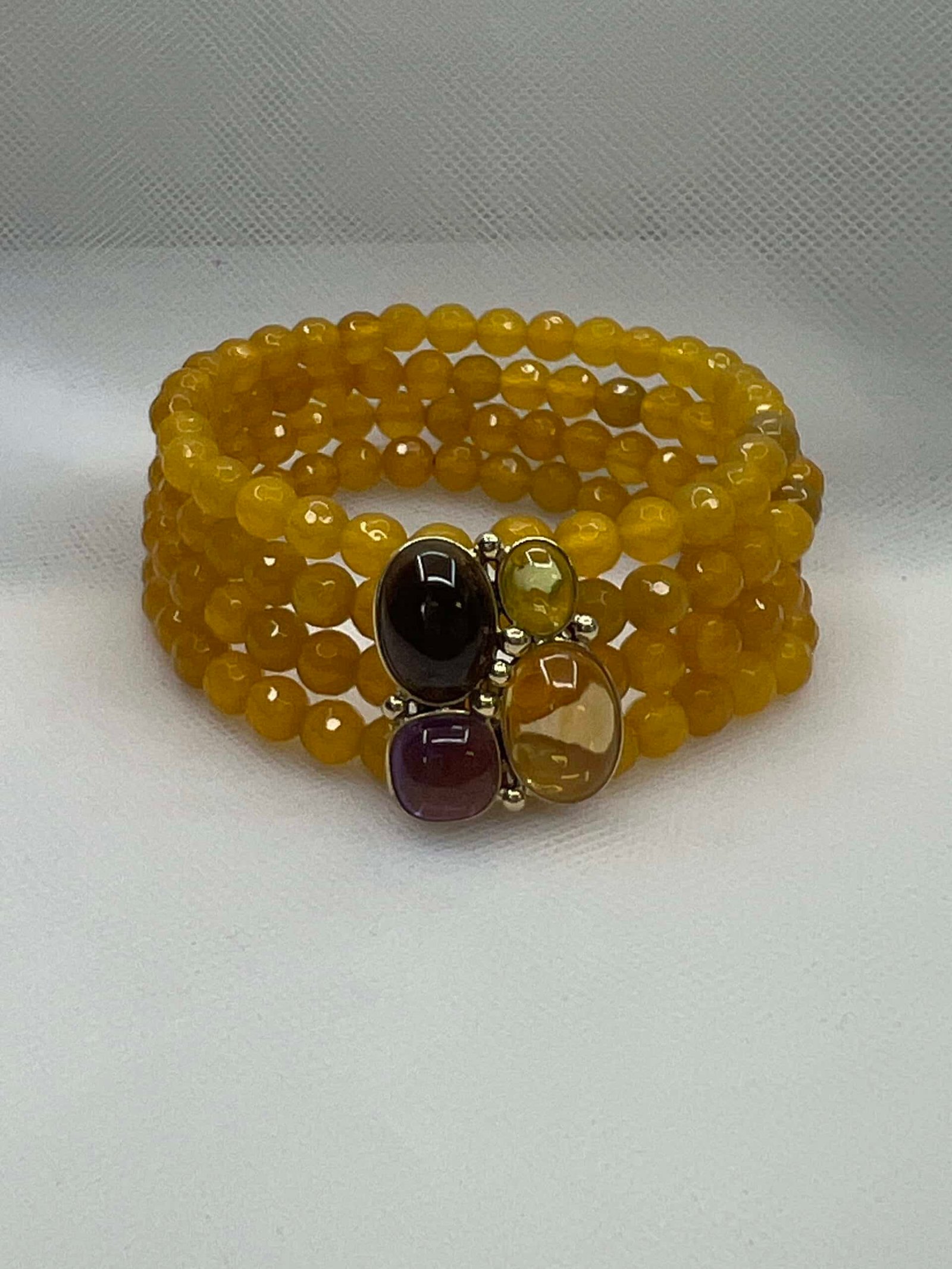 Pulsera de ágatas amarillas y centro de piedras de color