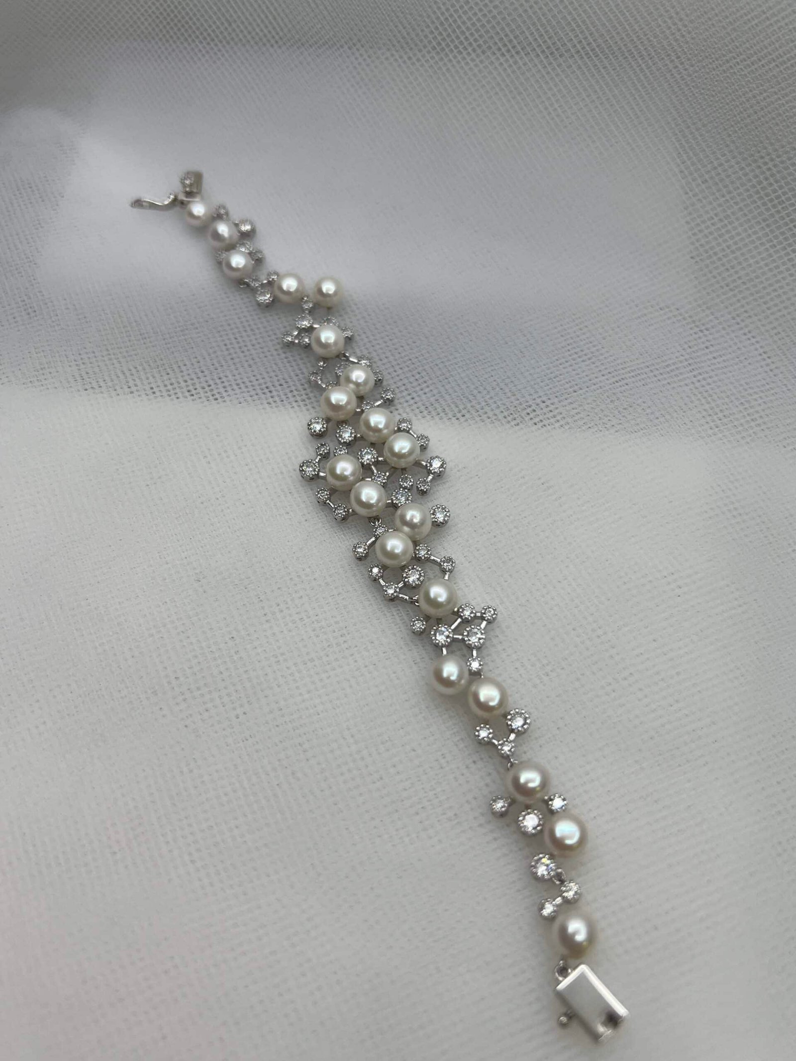 Pulsera de plata rodiada en oro blanco con perlas naturales