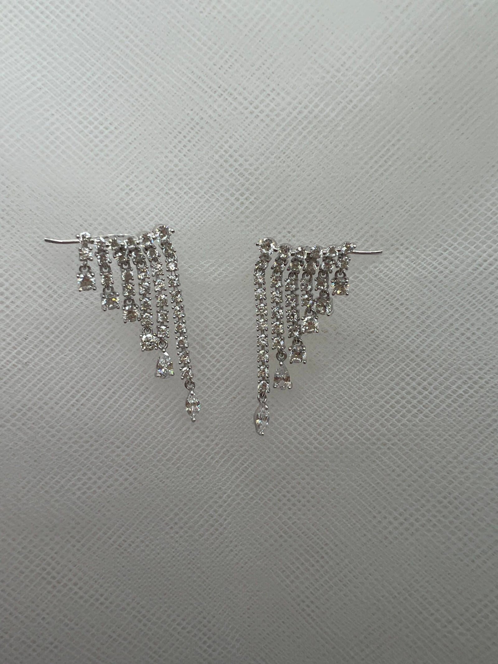 Pendientes trepadores cascada con circonitas rodiados en oro blanco
