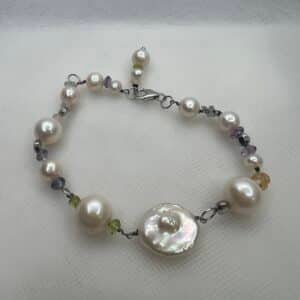 Pulsera de plata con perlas naturales y zafiros de colores.