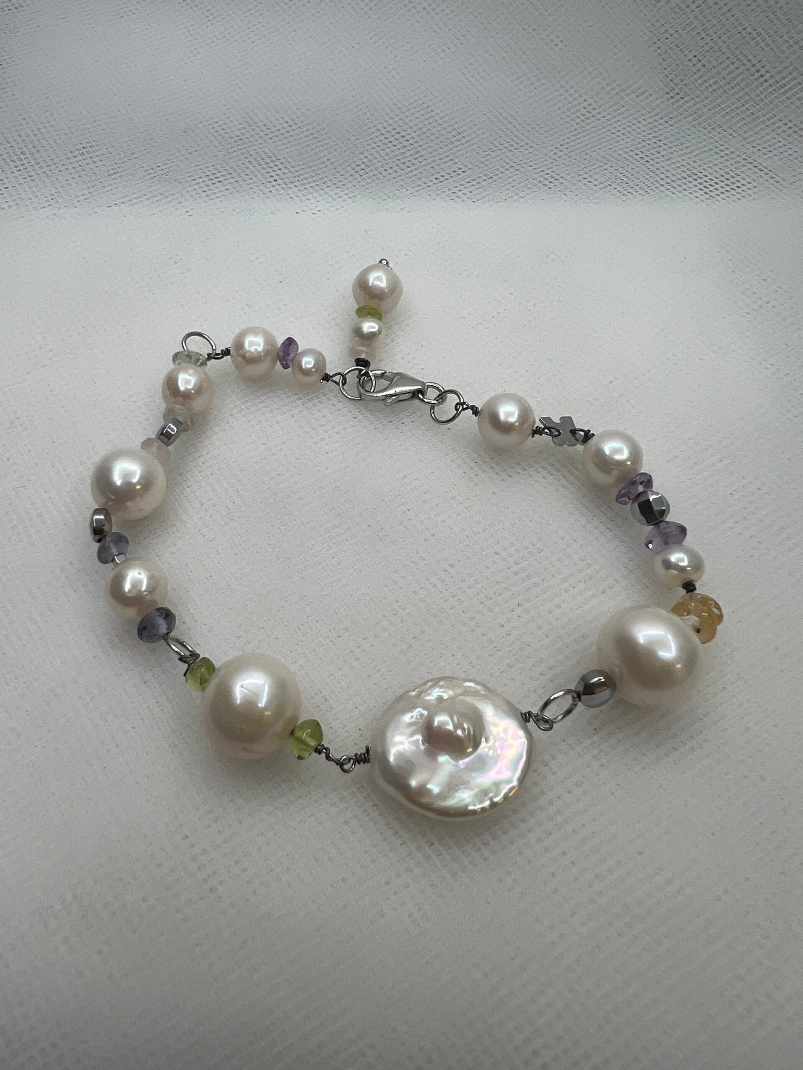 Pulsera de plata con perlas naturales y zafiros de colores.