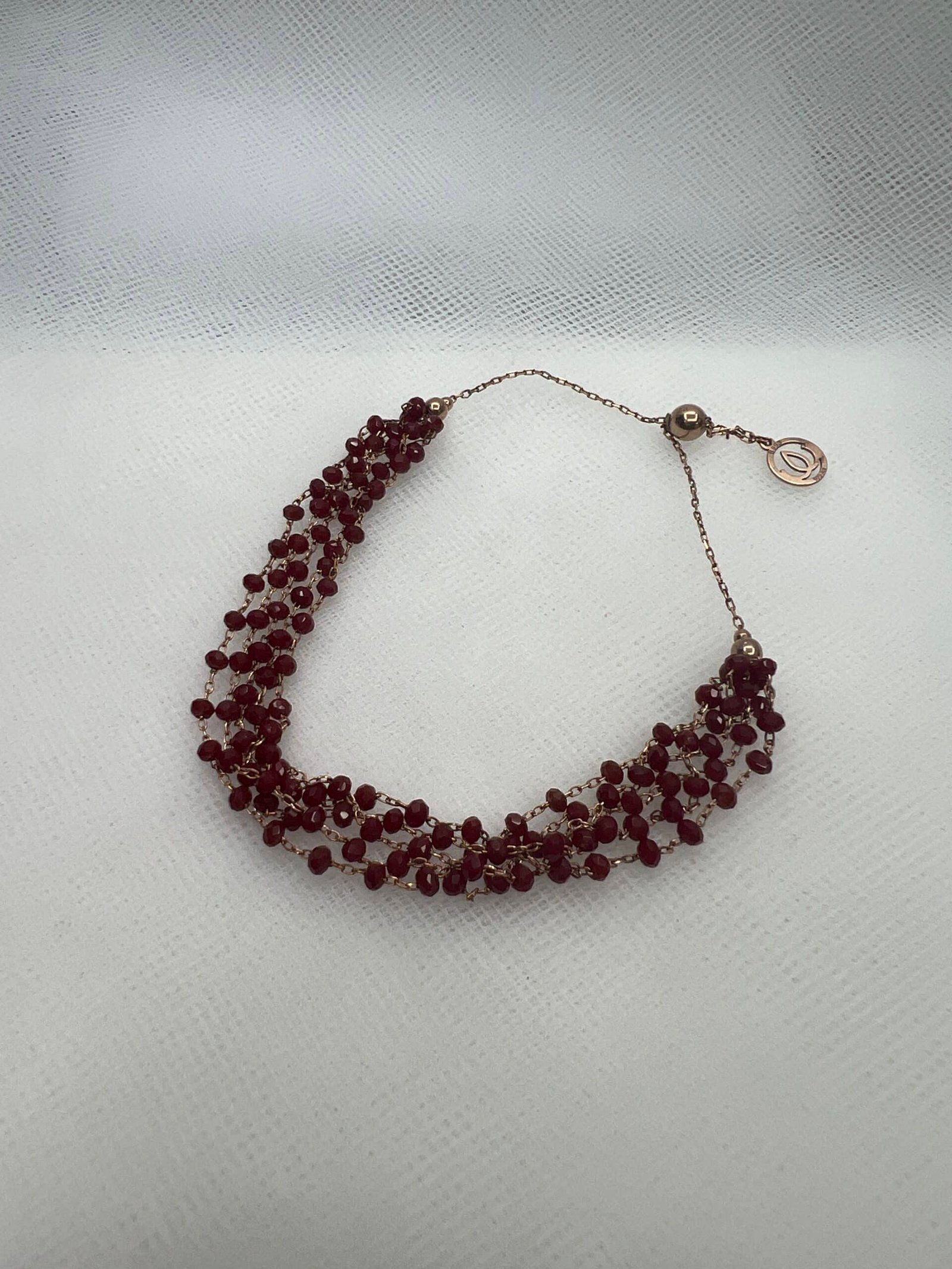 Pulsera de plata chapada rosa con piedras rojas