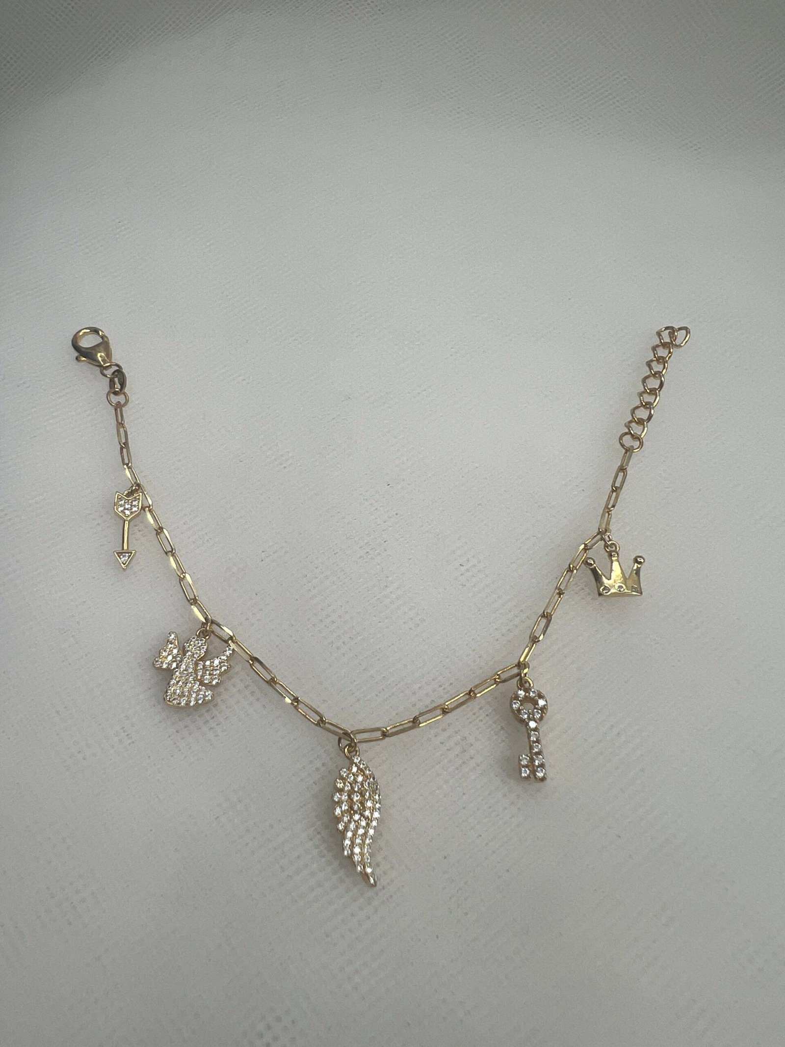 Pulsera de plata chapada en oro con colgantes