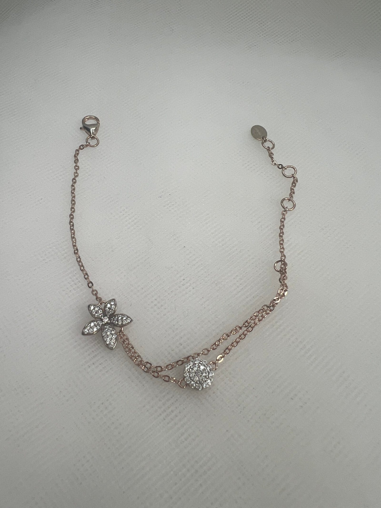 Pulsera de plata chapada en oro rosa con colgantes de circonitas