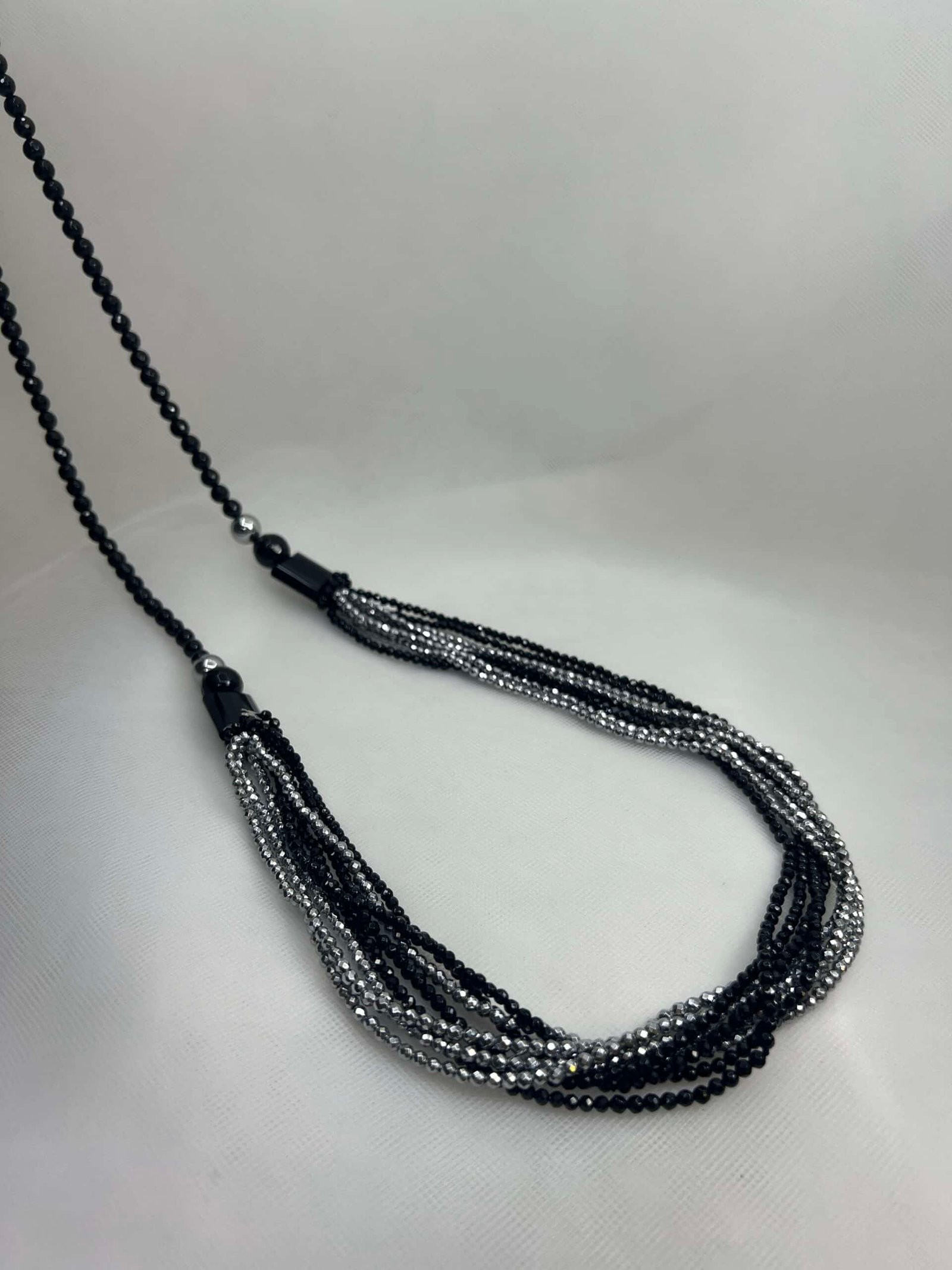 Collar de onix y hematites plateados.