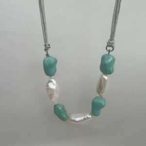 Collar de macrame con perlas y turquesas naturales.