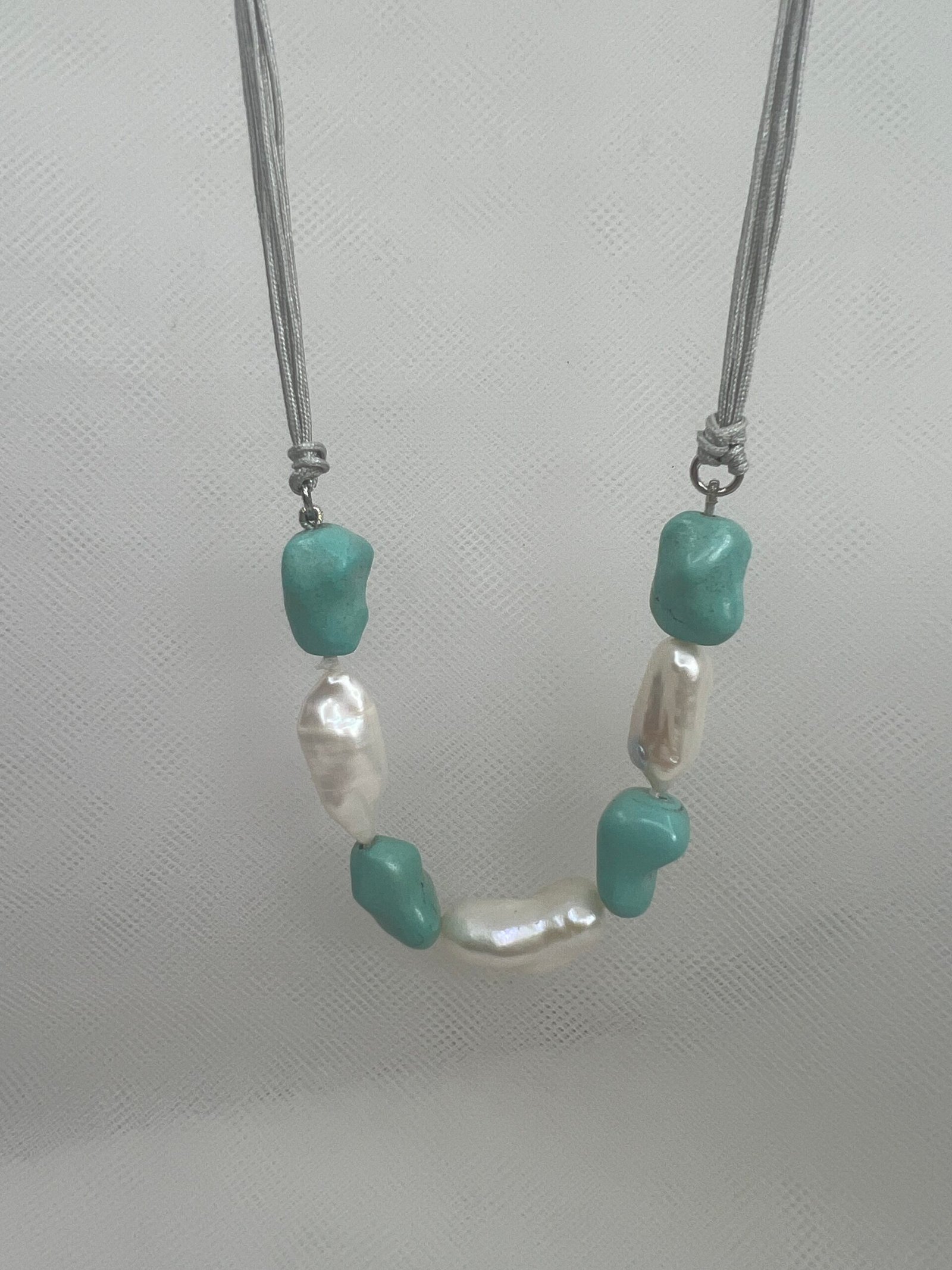 Collar de macrame con perlas y turquesas naturales.