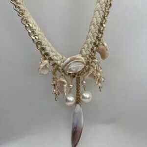 Collar de bisuteria con conchas naturales adornos metalicos y perlas.