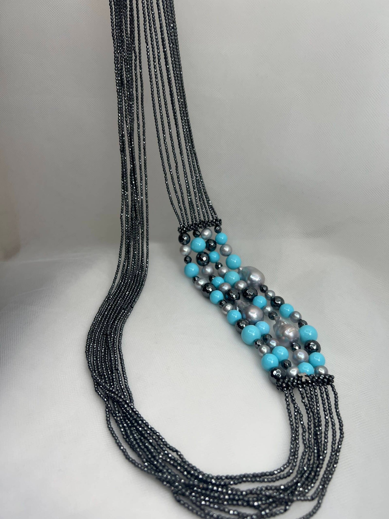 Collar de hematites con perlas naturales y turquesas reconstituidas.