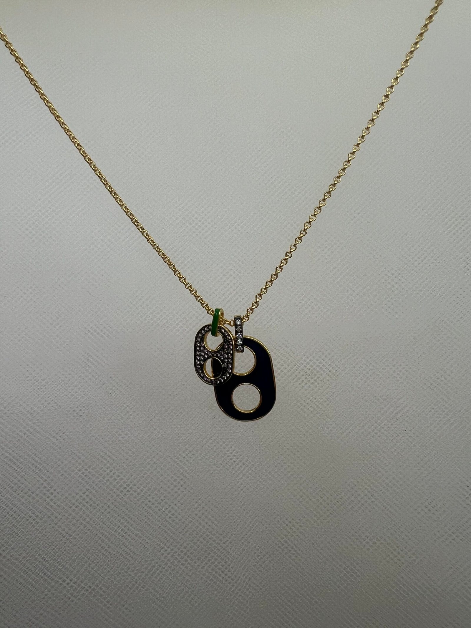 Cadena de plata chapada en oro amarillo con colgantes de esmalte.
