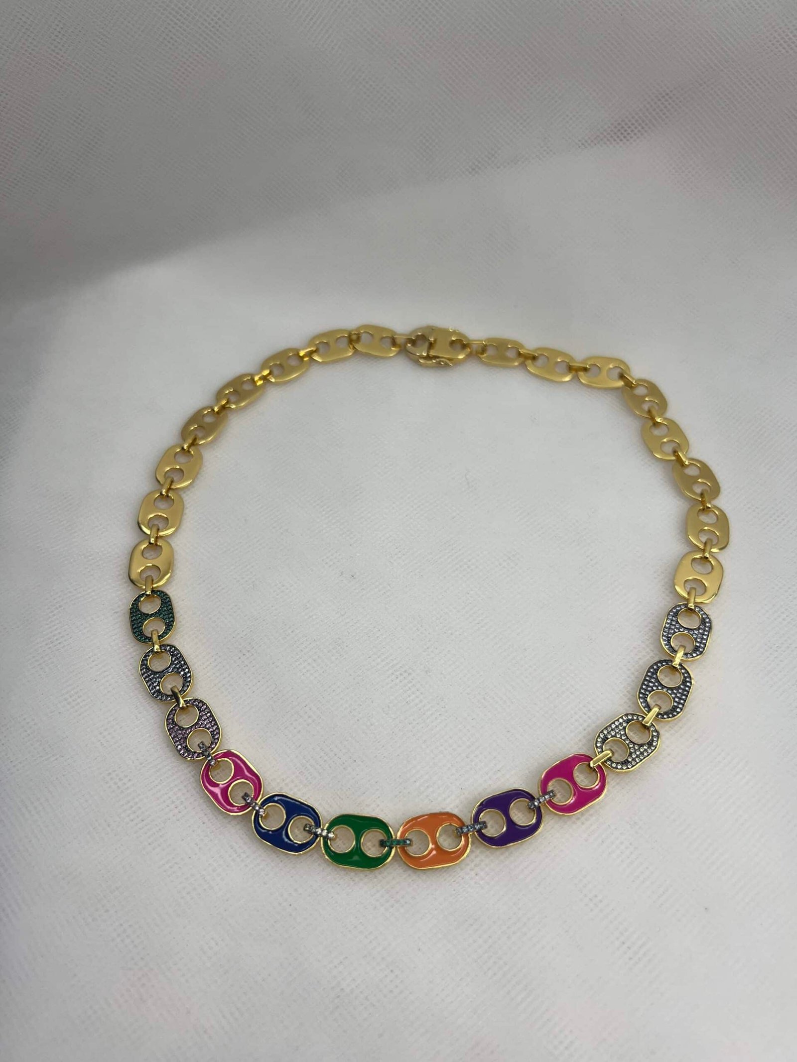 Collar de plata chapado en oro amarillo de eslabones con distintos colores de esmalte y circonitas