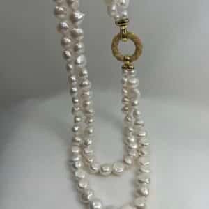 Collar de dos hilos de perlas naturales y broche de oro.