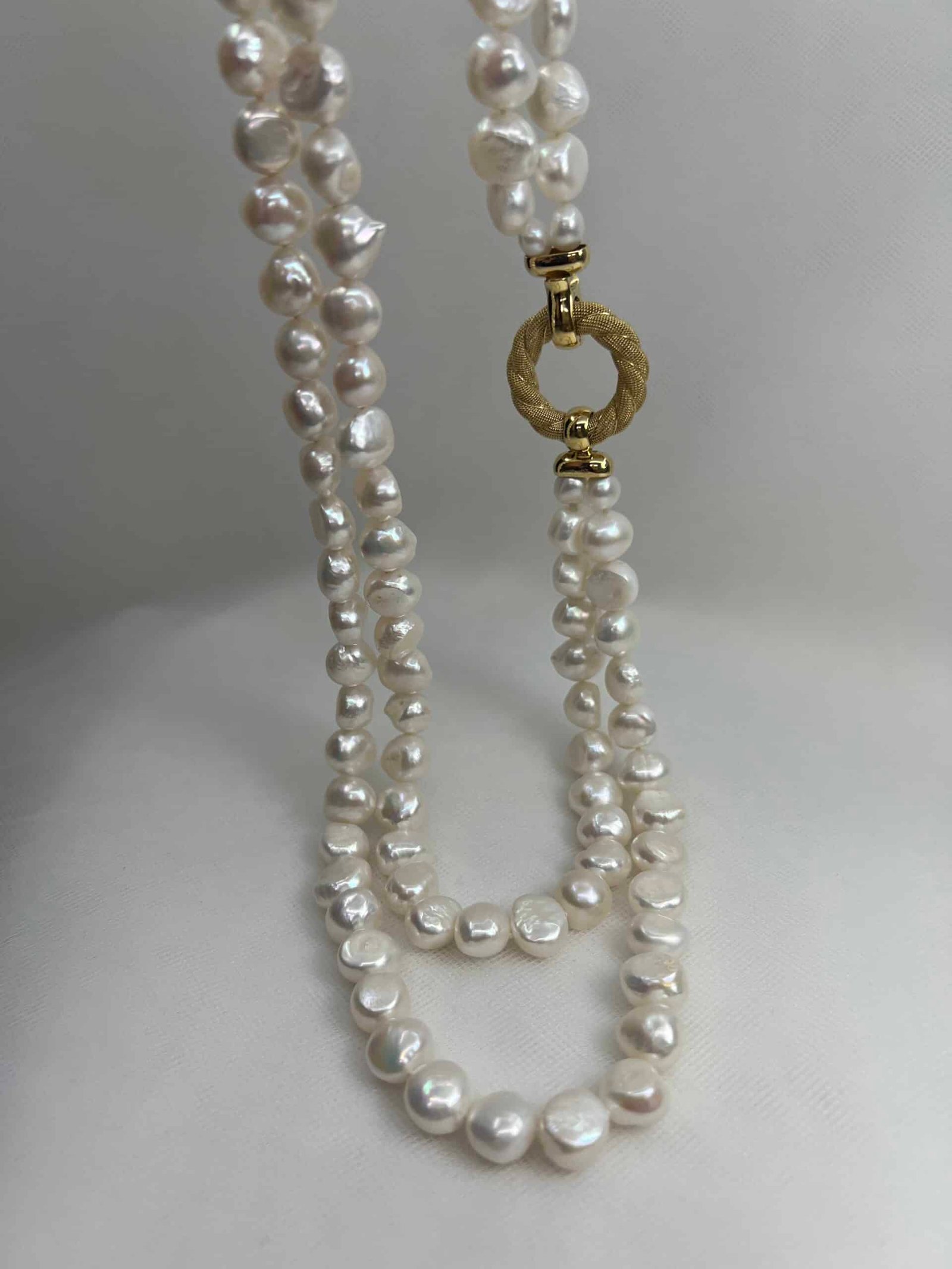 Collar de dos hilos de perlas naturales y broche de oro.