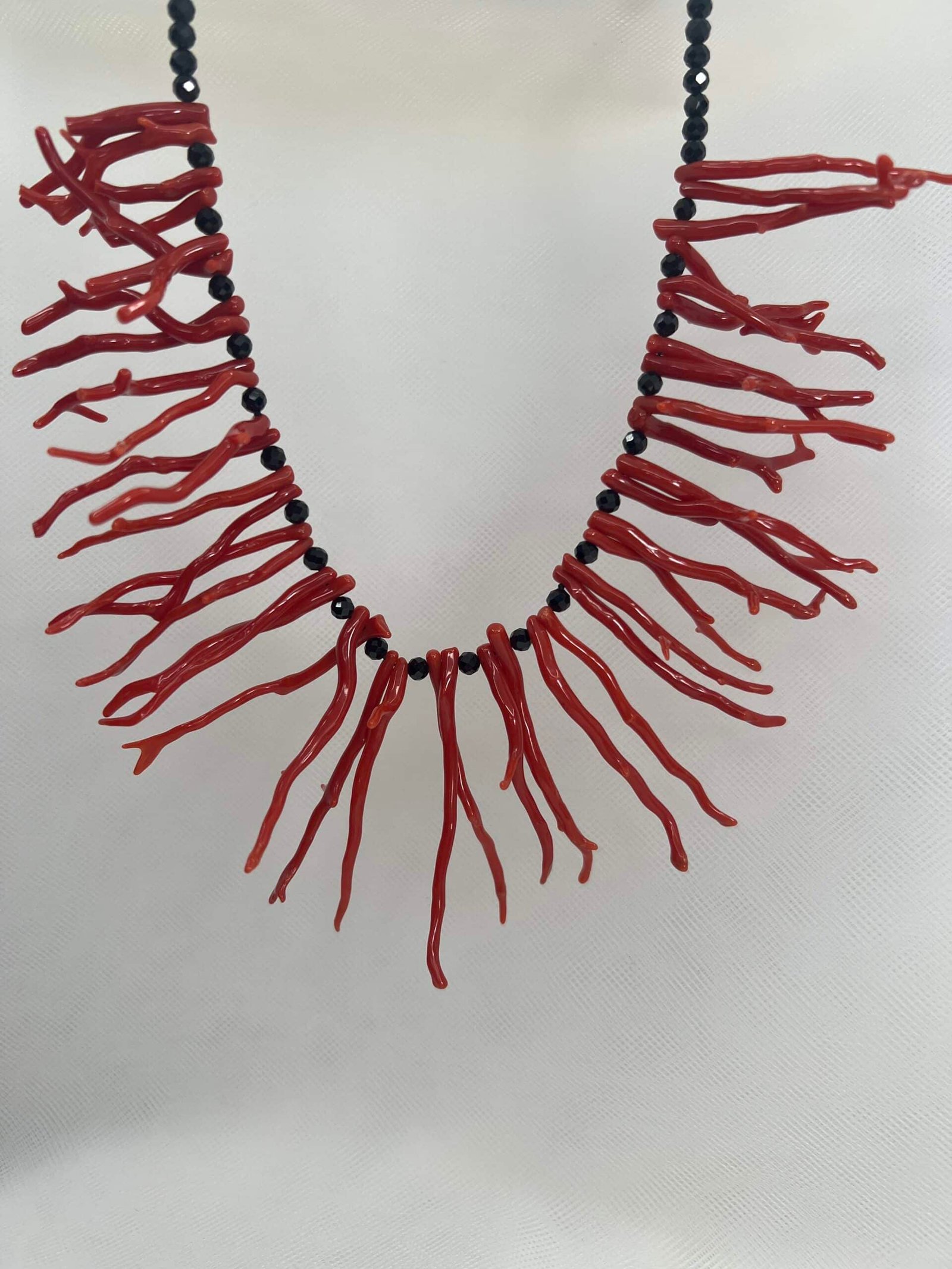 Collar de coral natural con onix facetado.